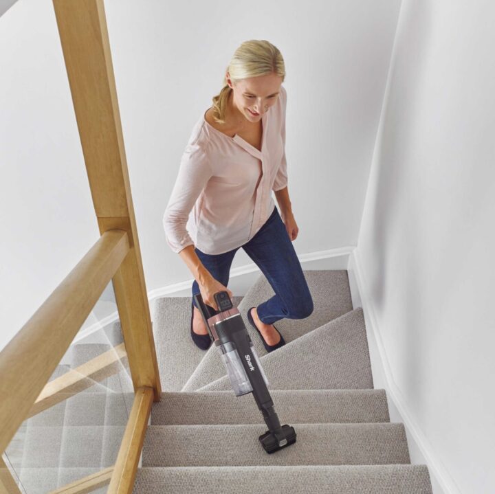 SHARK STRATOS ANTI HAIR WRAP PLUS IZ400UK CORDLESS VACUM CLEANER IN LIMITED EDITION ROSE GOLD COLOUR - Image 5