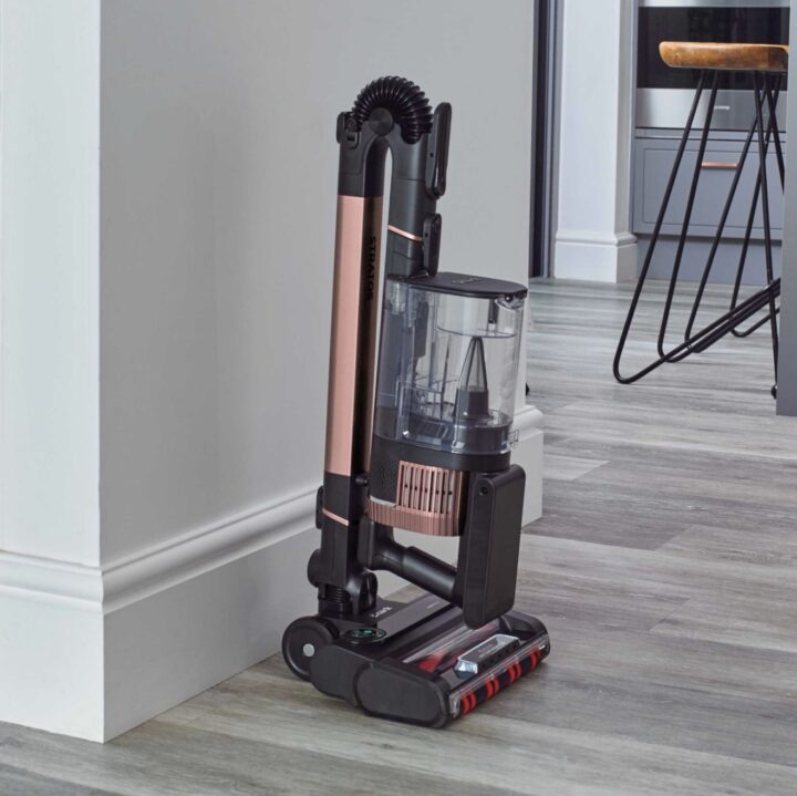 SHARK STRATOS ANTI HAIR WRAP PLUS IZ400UK CORDLESS VACUM CLEANER IN LIMITED EDITION ROSE GOLD COLOUR - Image 6